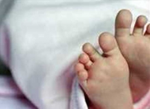 أم تنهي حياة طفلتها بعد ولادتها بيوم